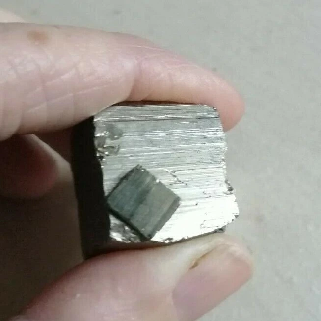 Pyrite Bulgarie 39 g / 2 cm très brillante pierre mineraux lithotherapie